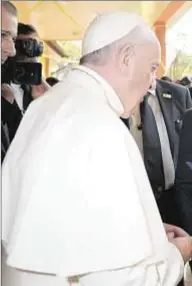  ??  ?? Mauro Garofalo saluda al Papa Francisco, en Bangui, Republica Centroafri­cana