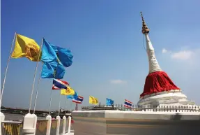  ??  ?? Right: Leaning stupa on Ko Kret.