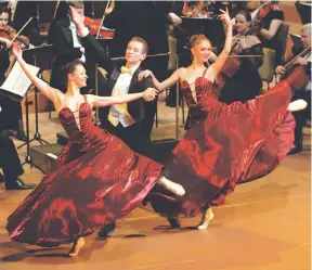  ?? ?? Rarität in der Tonhalle: K&K Philharmon­iker und Ballett gemeinsam auf der Bühne.