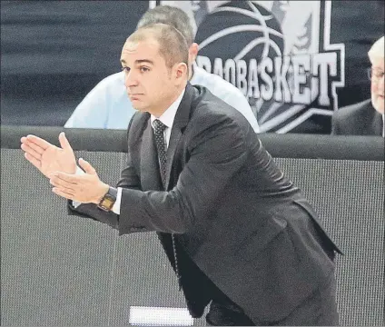  ?? FOTO: EFE ?? Carles Duran aplaude a sus jugadores en el partido disputado por el RETAbet frente al UCAM Murcia el pasado domingo en Miribilla