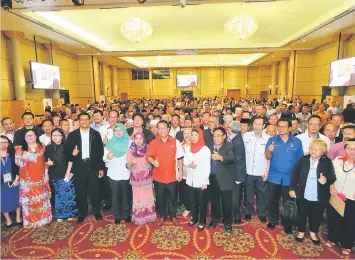  ??  ?? Alexander (front seventh left) is flanked by Assistant Minister of Women, Family and Childhood Developmen­t Rosey Yunus (left) and Rubiyah in a photo call for the closing ceremony.