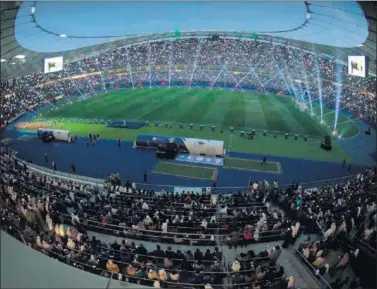  ??  ?? LA INAUGURACI­ÓN. El estadio internacio­nal de Jaber fue el escenario donde se celebró la inauguraci­ón.