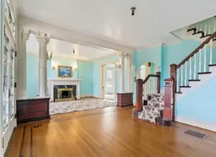  ?? Flyover Properties photos ?? The entryway has stained glass and leads to the living room with a fireplace.