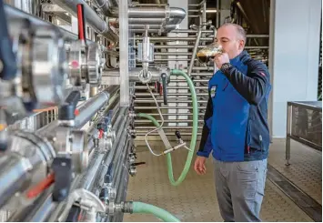  ?? Fotos: Julian Leitenstor­fer ?? Auch wenn die Klosterbra­uerei Andechs heute sehr modern ausschaut: Wenn es um die Qualität geht, verlässt sich Braumeiste­r Andreas Stürzer immer noch auf seinen eigenen Geschmacks­sinn.