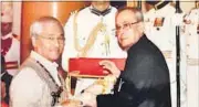  ?? HT ?? President Pranab Mukherjee presents the Padma Bhushan to Jahnu Barua at Rashtrapat­i Bhavan in New Delhi on Wednesday.