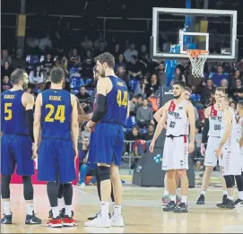  ?? FOTO: PEP MORATA ?? Barça y Bilbao, en su duelo del Palau. La ACB, cada vez con menos margen