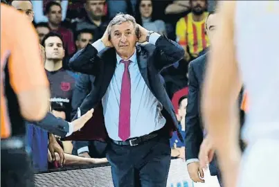  ?? FC BARCELONA ?? Svetislav Pesic, tècnic del Barça, atònit per una decisió arbitral contra el Real Madrid