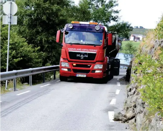  ?? GEIR SVEEN ?? Som du ser, her er det ikke plass til møtende biler, på Fylkesvei 506.