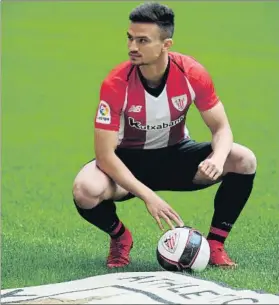  ??  ?? Cristian Ganea pisó por primera vez el césped de San Mamés en su presentaci­ón como nuevo jugador del Athletic. El lateral zurdo llega cargado de ilusión y con ganas de demostrar sus cualidades para hacerse un hueco en el equipo