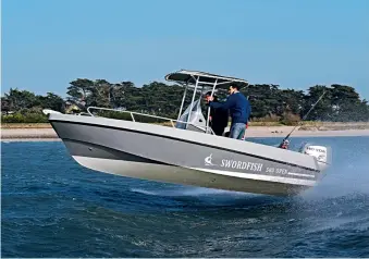  ??  ?? Essai du bateau de plaisance Swordfish fabriqué à partir d’aluminium par ODC Marine