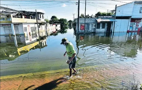 ?? JAIME AVALOS / EFE ?? Lluvias torrencial­es en el mes de noviembre en México: el continente es víctima del cambio climático