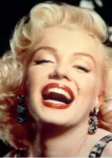  ??  ?? MARILYN MONROE: Hun hadde alt både kvinner og menn ville ha! Samtidig var ofte rollefigur­ene hun spilte, litt enkle og dumme. Man skulle vaere vakker og blid, men ikke mene for mye.