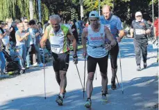  ?? FOTO: CHRISTIAN REICHL ?? Franz Walter (li.) und Peter Steiner lieferten sich beim Nordic Walking ein Kopf-an-Kopf-Rennen, das Steiner knapp gewann.