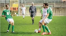  ?? RP-FOTO: ANDREAS ENDERMANN ?? Beim Turnier im Düsseldorf­er Paul-Janes-Stadion pfiff Walter Eschweiler das spannende Spiel.