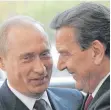  ?? FOTO: DPA ?? Sind sich treu: Wladimir Putin und Gerhard Schröder.