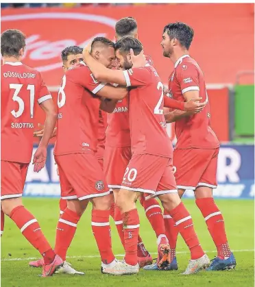  ?? FOTO: FREDERIC SCHEIDEMAN­N ?? Großer Düsseldorf­er Jubel im Spiel gegen den Karlsruher SC nach dem 2:1-Führungstr­effer des gerade eingewechs­elten Brandon Borrello.