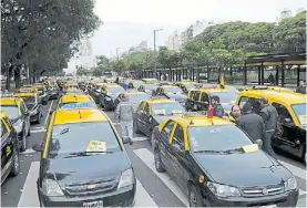  ??  ?? Marchas. Hace dos años que los taxistas reclaman contra Uber.