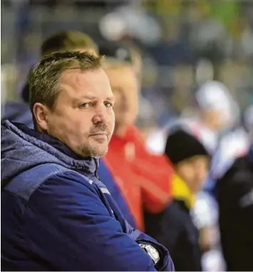  ?? Foto: Mathias Wild ?? Der ESV Kaufbeuren ist eines der Überraschu­ngsteams der zweiten Liga. Das ist auch das Ergebnis der Arbeit von Trainer Andreas Brockmann, der bereits als Spieler große Erfolge feierte. EISHOCKEY FUSSBALL