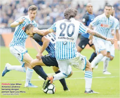  ?? - Gambar REUTERS ?? PEMAIN Inter Milan Antonio Candreva bersaing dengan pemain Spal Luca Mora.