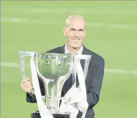  ?? FOTO: SIRVENT ?? Zinedine Zidane con el título de Liga