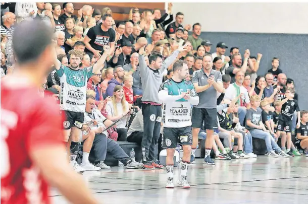  ?? FOTO: STEPHAN KÖHLEN ?? Bereits in der ersten Halbzeit elektrisie­rte das Gipfeltref­fen die Fans auf der gut gefüllten Tribüne in der Halle an der Adlerstraß­e.