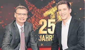  ?? FOTO: RTL ?? Live im „Stern TV“-Studio präsentier­en Steffen Hallaschka (r.) und Günther Jauch ihre verrücktes­ten Studioakti­onen und feiern mit den Gästen, die ihnen und den Fernsehzus­chauern über 25 Jahre hinweg ans Herz gewachsen sind.