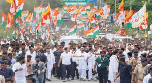  ?? ?? RAHUL GANDHI with Congress leaders of Karnataka as the party’s Bharat Jodo Yatra enters the State at Gundlupet in Chamarajan­agar district, on September 30.