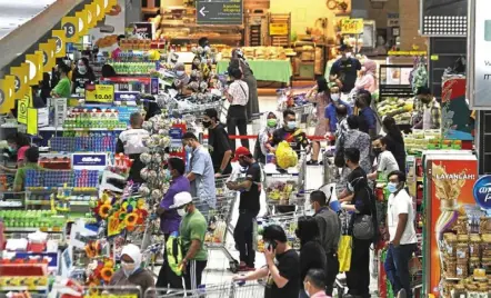  ??  ?? Retail anxiety: a bigger than usual crowd lining up at the checkout counters of Mydin Mall in Subang Jaya. — aZLIna aBduLLaH/The Star