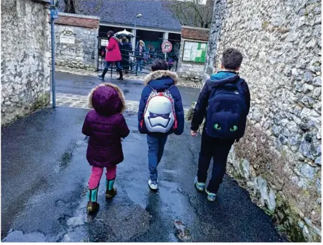  ??  ?? À la rentrée ou dans le courant de l’année scolaire prochaine, les élèves des six écoles primaires de Provins pourraient porter un uniforme pour aller à l’école. Réponse dans les mois qui viennent.