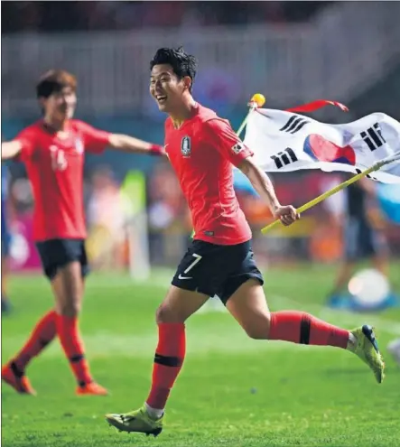  ??  ?? LIBERADO. El gobierno surcoreano ha liberado a Son del servicio militar por formar parte del equipo campeón en los Juegos Asiáticos..
