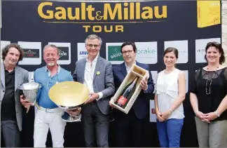  ??  ?? Mardi dernier au Domaine de Manville, aux Baux-de-Provence, lors de la remise du Gault&amp;Millau d’Or au chef de l’Oasis Stéphane Raimbault (chemise bleue, pantalon blanc), dans le cadre du Gault&amp;Millau Tour PACA. (DR)