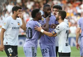  ?? FOTO: ALBERTO SAIZ/AP/TT ?? ■
Real Madrids Vinícius Júnior, i lila till vänster, blev utvisad efter att en stor grupp spelare hamnade i bråk i slutskedet av mötet mellan Real och Valencia.