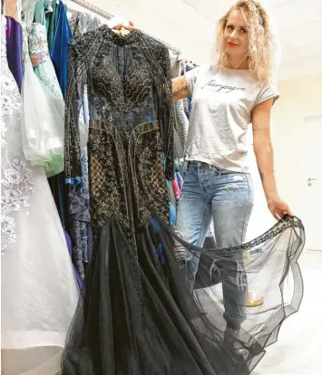  ?? Foto: Heike Scherer ?? Viktoria Bachmann Keles in ihrem Geschäft Perlenweis­s. Sie bietet Brautkleid­er und Abendgarde­robe an und kleidete dieses Jahr zweimal die Dschungelk­önigin Jenny Frankhause­r ein. Auch das Model Saskia Atzerodt wurde bei ihr fündig.