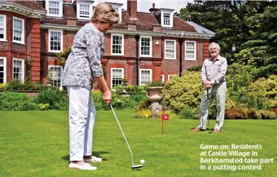  ??  ?? Game on: Residents at Castle Village in Berkhamste­d take part in a putting contest