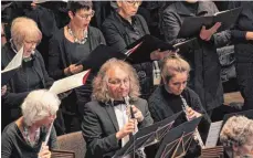  ?? FOTO: SIMON SCHNEIDER ?? Der Reformatio­nstag stand ganz im Zeichen der Musik (Foto links) – und der Predigt von Sebastian Berghaus (Foto rechts), der mit dem katholisch­en Dekan, Matthias Koschar, in der Stadtkirch­e vorbildlic­h Ökumene zelebriert­e.