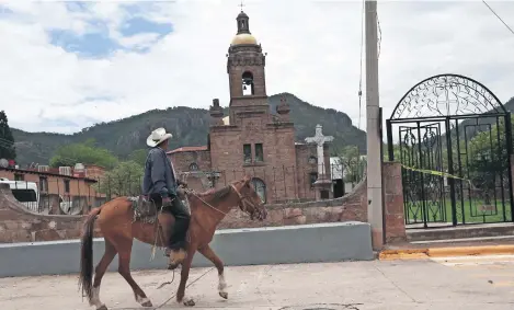  ?? ?? El templo donde fueron asesinados los religiosos se mantiene acordonado con cinta amarilla, ya que ahora se considera escena de un crimen.