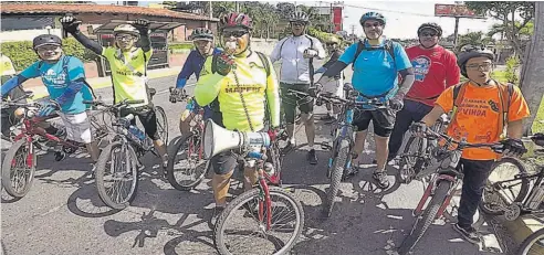  ??  ?? Miembros del colectivo ciclista Pedaleando El Salvador se preparan para salir en su bicipaseo dominical.