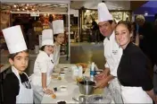  ?? (Photo Myr ) ?? Frédéric de Barsony, le chef à l’honneur cette année, initie les plus jeunes à la cuisine.