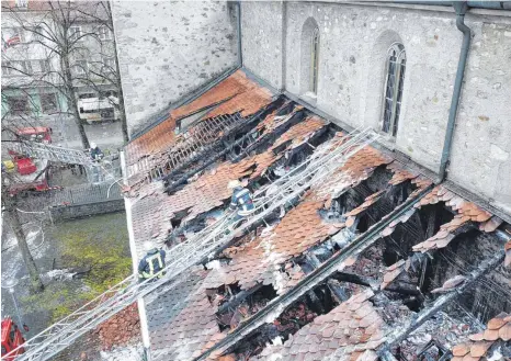  ?? FOTO: FW WANGEN ?? Das Dach der Ravensburg­er Altstadtki­rche St.Jodok ist nach dem Brand stark einsturzge­fährdet.