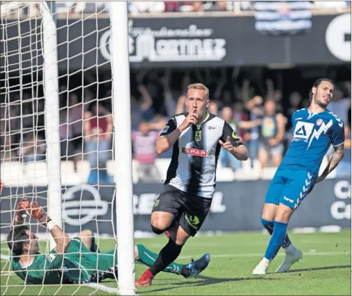  ??  ?? UN CLÁSICO. Aketxe rescató al Cartagena con un gran gol de cabeza. Su socio favorito, Rubén Cruz, le puso el balón con un gran centro.