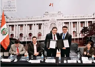  ??  ?? 7 de mayo de 2018. Meng Kexin, en representa­ción de China Hoy, suscribe el acuerdo de cooperació­n con el Instituto Internacio­nal de Gobierno (IGOB) en el Congreso de la República de Perú.