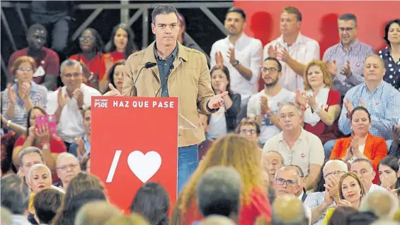  ?? EFE ?? Figura. El presidente español, el socialista Pedro Sánchez, ayer, durante una acto en Las Palmas de Gran Canaria. Su partido lidera los sondeos.