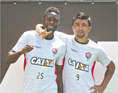  ??  ?? Zagueiro Kanu e atacante Kieza querem buscar uma vaga de titular no Leão nos treinos dessa semana