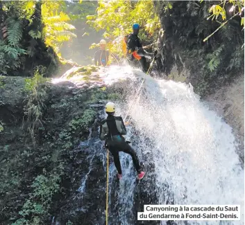  ??  ?? Canyoning à la cascade du Saut du Gendarme à Fond-saint-denis.