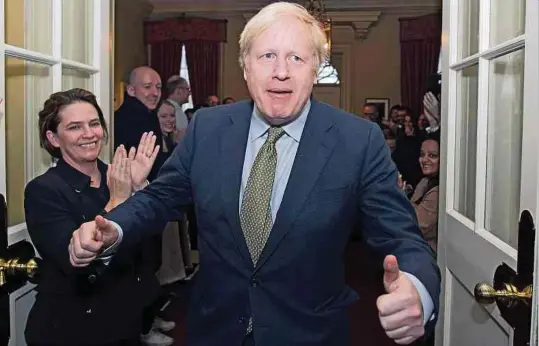  ?? Foto: AFP ?? Beide Daumen hoch: Boris Johnson darf in Downing Street 10 bleiben.