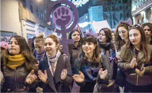  ?? Foto: picture alliance/Can Erok/Depo ?? Zehntausen­d Demonstran­tinnen kamen am 8. März 2017 zur Istanbuler Istiklal Straße. Dieses Jahr wollen sie dort wieder protestier­en.