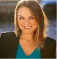  ??  ?? Esther Perel se numără printre terapeuții de top ai New Yorkului, iar discursuri­le sale TED au devenit într-un timp foarte scurt printre cele mai vizionate la nivel mondial, însumând până în prezent peste 22 de milioane de vizualizăr­i. În cei aproape 30 de ani de carieră, și-a dedicat pasiunea și ingeniozit­atea salvării cuplurilor care se confruntă cu probleme în viața intimă și care au uitat ce este pasiunea.