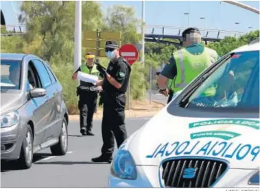  ?? ALBERTO DOMÍNGUEZ ?? Controles de la Policía Local y la Guardia Civil en la provincia de Huelva.