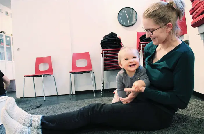  ?? FOTO: JENNIFER SNåRBACKA ?? ■ Om en månad återvänder mamma Eva-Riitta Simonsson till jobbet och elva månader gamla dottern Idun får vara hemma med sin pappa.