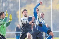  ?? FOTO: VOLKER STROHMAIER ?? Der FV Olympia Laupheim (rechts Ivan Vargas Müller) setzte sich souverän gegen Ostrach durch.